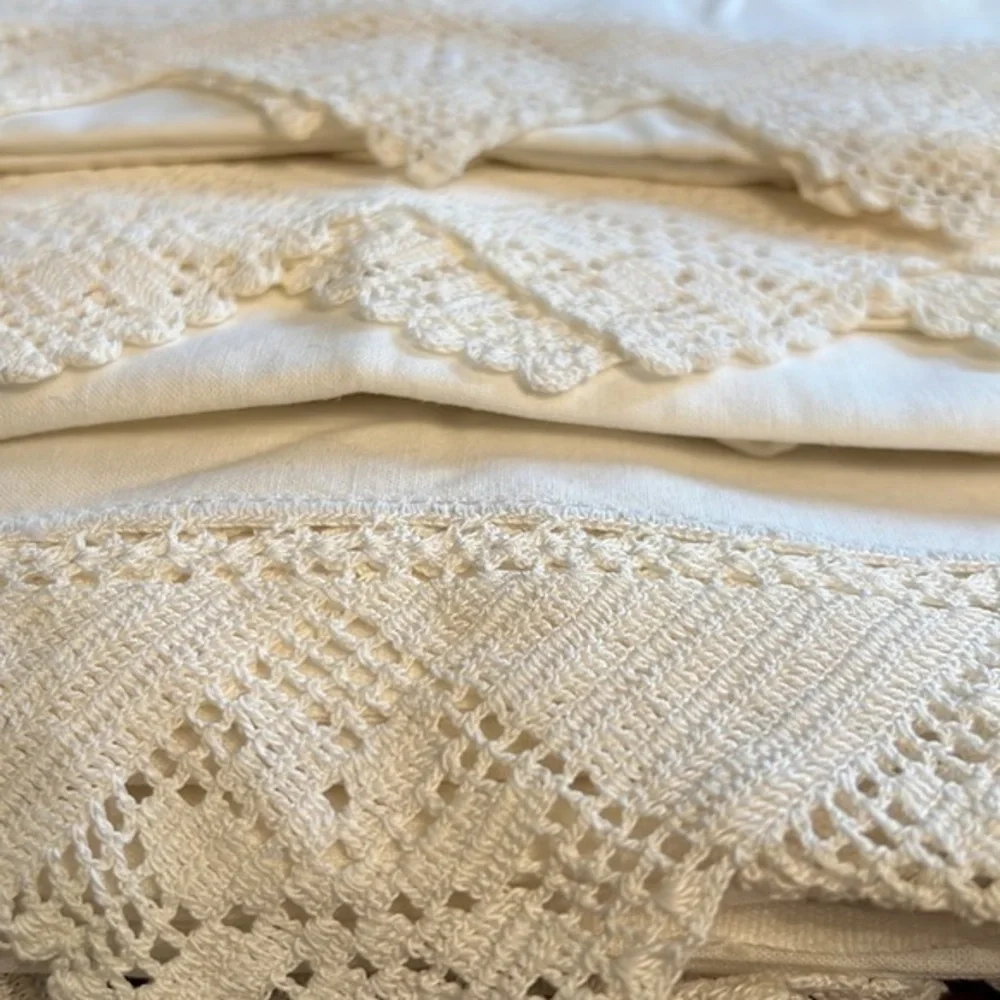 One vintage twin bed sheet w/two matching pillow cases. Never been used.